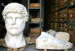 La cabeza y un pie, una vez limpios, de la estatua del emperador Adriano. (Foto: EFE)