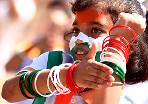 Una nia india con la bandera nacional pintada en su cara participa en la celebracin. (Foto: EFE)