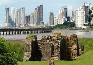 Vista de parte de las ruinas de Panamá La Vieja, frente a Ciudad de Panamá. (Foto: EFE)