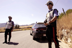 La polica revisa los caminos en la regin de Calabria. (Foto: AP)