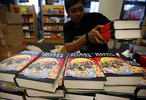 El ltimo libro de Harry Potter es colocado en una librera. (Foto: REUTERS)