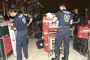 Miembros de Bomberos Unidos sin Fronteras facturan sus equipos en el aeropuerto de Barajas. (Foto: EFE)