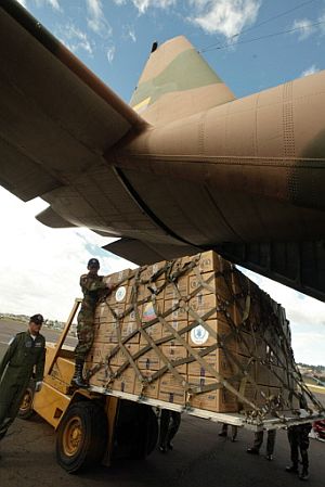 Paquetes con ayuda listos para ser repartidos. (Foto: AFP)