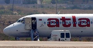 Pasajeros saliendo del avión secuestrado en el aeropuerto de Antalya. (Foto: AP)