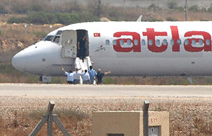 Pasajeros saliendo del avin secuestrado en el aeropuerto. (Foto: EFE)