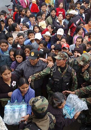 Un grupo de personas se agolpa para recibir ayuda en Chincha. (Foto: EFE)