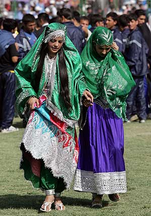Mujeres, vestidas con el traje tradicional afgano, celebran el da de la independencia. (Foto: AP)