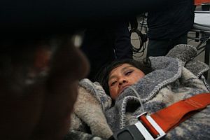 Uno de los sobrevivientes del terremoto de Pisco, es trasladado a Lima. (Foto: EFE)