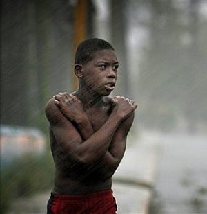 Un joven, bajo la fuerte lluvia provocada por el huracn a su paso por Jamaica. (Foto: AP)