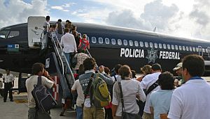 Un grupo de turistas abandona Cancn ante la prxima llegada del 'Dean'. (Foto: AFP)