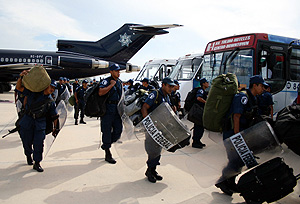Policas mexicanos llegan al aeropuerto de Cancn para reforzar la vigilancia. (Foto: EFE)