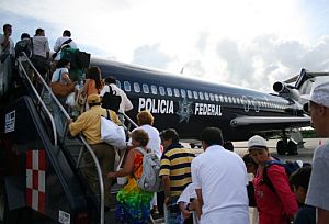 Turistas suben a bordo de un avin en Cancn con destino a Ciudad de Mxico. (Foto: EFE)