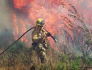 Un bombero trata de apagar un incendio en California (Foto: AP)