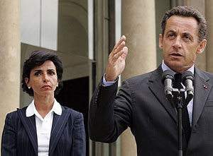 Sarkozy, junto a la ministra de Justicia, Rachida Dati. (Foto: REUTERS)