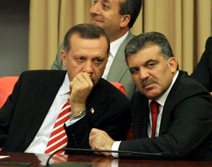 El primer ministro turco, Recep Tayyip Erdogan (i), y el ministro de Asuntos Exteriores y candidato a la presidencia, Abdul Gl. (Foto: EFE)