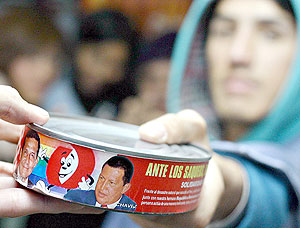 Lata de atún con los rostros de Ollanta Humala y Hugo Chávez enviada como ayuda humanitaria al terremoto de Perú. (Foto: Diario 'Expreso')