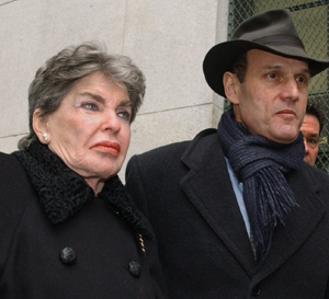 Leona Helmsley, escoltada por su abogado, durante un juicio celebrado en Nueva York en 2003. (Foto: AP)