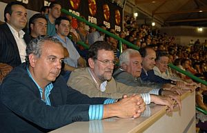 Rajoy y el presidente de la Federacin de Baloncesto, Jos Luis Sez, durante un partido de la seleccin. (Foto: EFE)