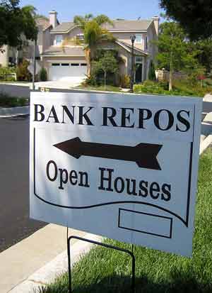 Cartel situado en el jardn frente a una casa en San Clemente, California, que indica que la propiedad ha pasado a manos del banco y se vende de nuevo. (FOTO: AP)