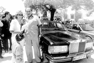 Jess Gil junto a su coche Rolls Royce en Marbella en 1998. (Foto: KORPA)