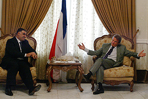Yalal Talabni junto a Bernard Kouchner en Basra, Irak. (Foto: AFP)