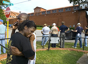 Familiares de Ray Conner lloran al recibir la confirmacin de la ejecucin. (Foto: AP)