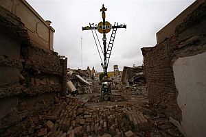 Una cruz es lo nico que queda en pie en el cementerio de Pisco. (Foto: AP)