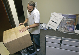 Archie Clark prepara cajas tras el cierre de HomeBanc Corp. oficina en Raleigh (Foto: AP)