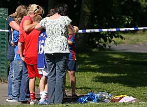 Compaeros de clase y amigos de Rhys Jones depositan flores en el lugar donde fue asesinado. (Foto: AFP)