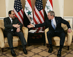 Al Maliki y Bush, durante un encuentro en Amn el pasado mes de noviembre. (Foto: REUTERS)