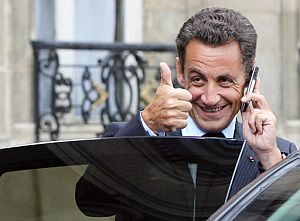 El presidente francés levanta el pulgar a la salida del Elíseo. (Foto: AFP)
