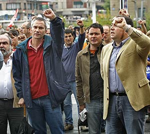 Los lderes de Batasuna Joseba Permach y Pernando Barrena, en una manifestacin en Bilbao. (Foto: EFE)
