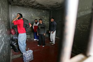 Algunos de los presos que han vuelto a la crcel. (Foto: AFP)