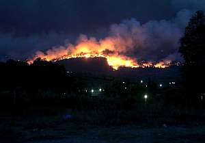 Varias viviendas permanecen rodeadas por el fuego del incendio de Vrina, cerca de Zacharo, Grecia. (Foto: EFE)