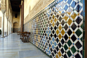 Motivos decorativos que se repiten en las paredes de la Alhambra. (EFE)