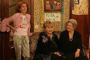 La actriz, junto a algunas de sus compaeras de reparto de 'Aqu no hay quien viva'. (Foto: Antena3)