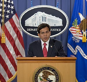 Gonzales anuncia su renuncia en el Departamento de Justicia. (Foto: AFP)