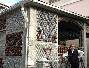 Tomislav Radovanovic y su casa de 14.000 botellas de plstico. (Foto: AFP)