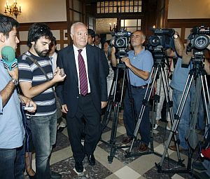 Moratinos se dispone a responder a las preguntas de la prensa en Santander. (Foto: EFE)