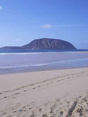 La isla de Montaña Clara, al norte de Lanzarote, se vende. (FOTO: ELMUNDO.ES)