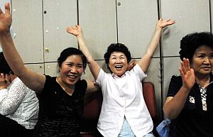 Familiares de los secuestrados surcoreanos celebran las ltimas informaciones que afirman que los rehenes sern liberados. (Foto: EFE)