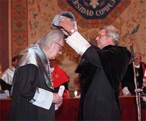 En 1999, Umbral fue investido Doctor Honoris Causa por la Universidad Complutense de Madrid. (Foto: Bernab Cordn)
