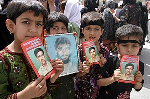Un grupo de nios muestra las fotografas de los activistas polticos desaparecidos en Pakistn desde 2001. (Foto: EFE)