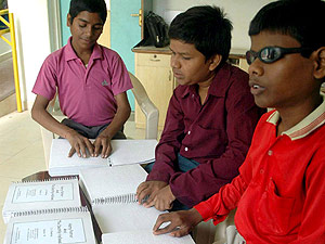 Tres nios ciegos indios leen libros de la saga de Harry Potter en braille. (Foto: Sanjeev Gupta)