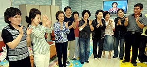 Familiares de algunos de los surcoreanos secuestrados, tras conocer el jueves la noticia de su liberacin. (Foto: EFE)