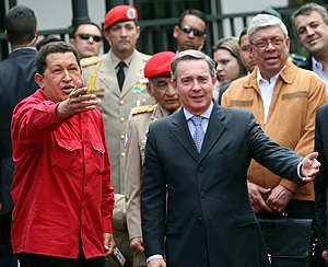 El presidente de Colombia, Álvaro Uribe (d), recibe a su homólogo de Venezuela, Hugo Chávez (i). (Foto: EFE)