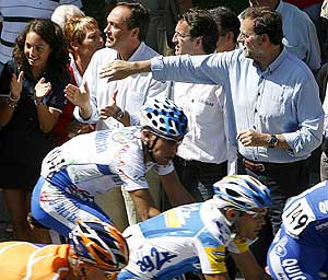 Mariano Rajoy observa el paso de la Vuelta Ciclista a Espaa 2007 por la localidad pontevedresa de Arcade. (Foto: EFE)