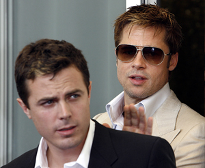 Cassey Affleck (primer plano) y Brad Pitt, este domingo en Venecia. (Foto: AP)