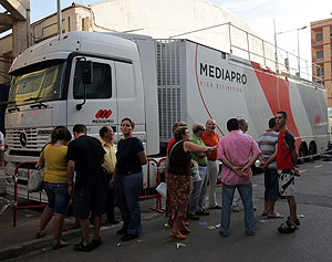 Unidades mviles de Mediapro en el estadio del Villarreal. (Foto: Eugenio Torres)