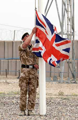 Un soldado britnico arra su bandera en una imagen del pasado 24 de abril. (Foto: AP)